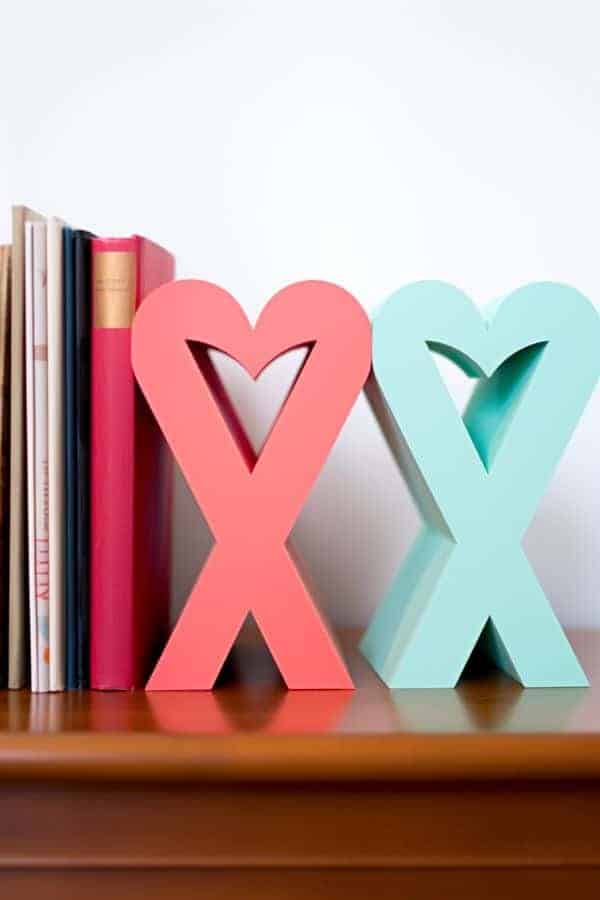 ‘XOXO’ BOOKENDS