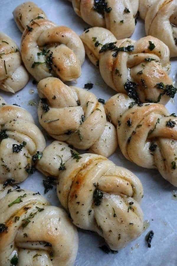 VEGAN GARLIC KNOTS