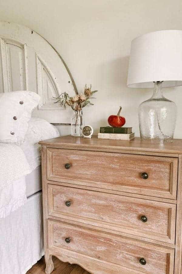 FALL-INSPIRED NIGHTSTAND