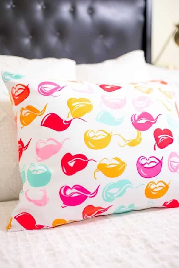 KISSY LIPS PILLOWCASE