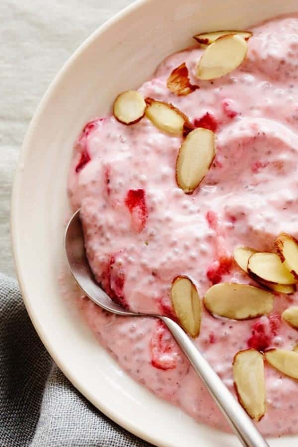 HEALTHY STRAWBERRY CHIA YOGURT