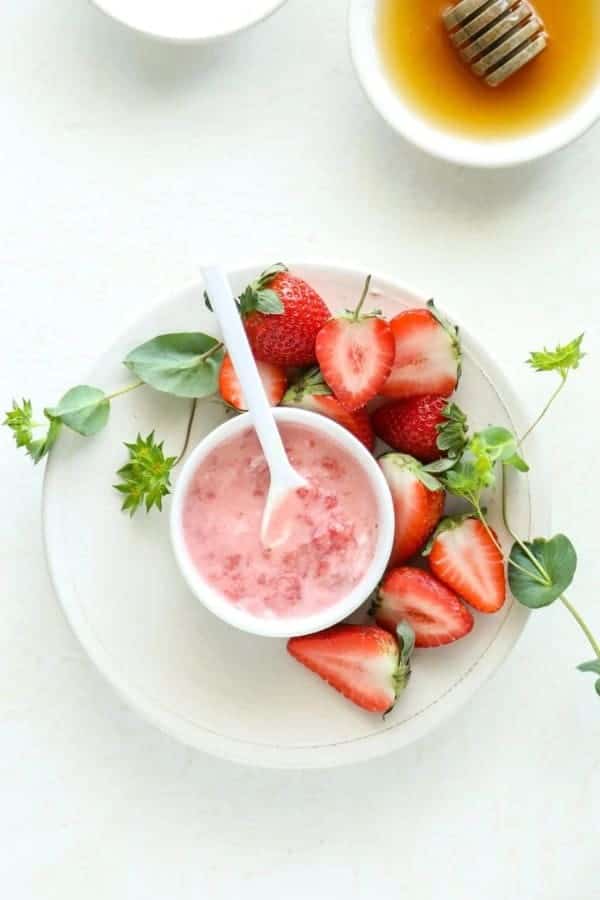 STRAWBERRIES & YOGURT BRIGHTENING FACIAL MASK