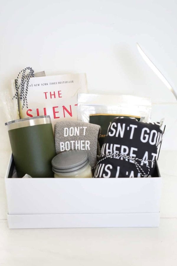 BOOK LOVERS GIFT BASKET