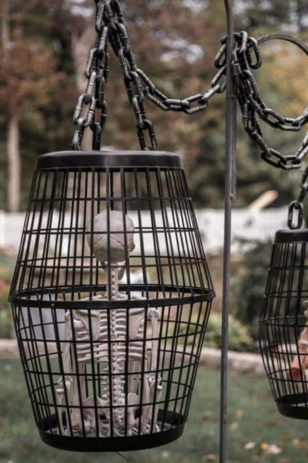 HANGING CAGE HALLOWEEN PROP