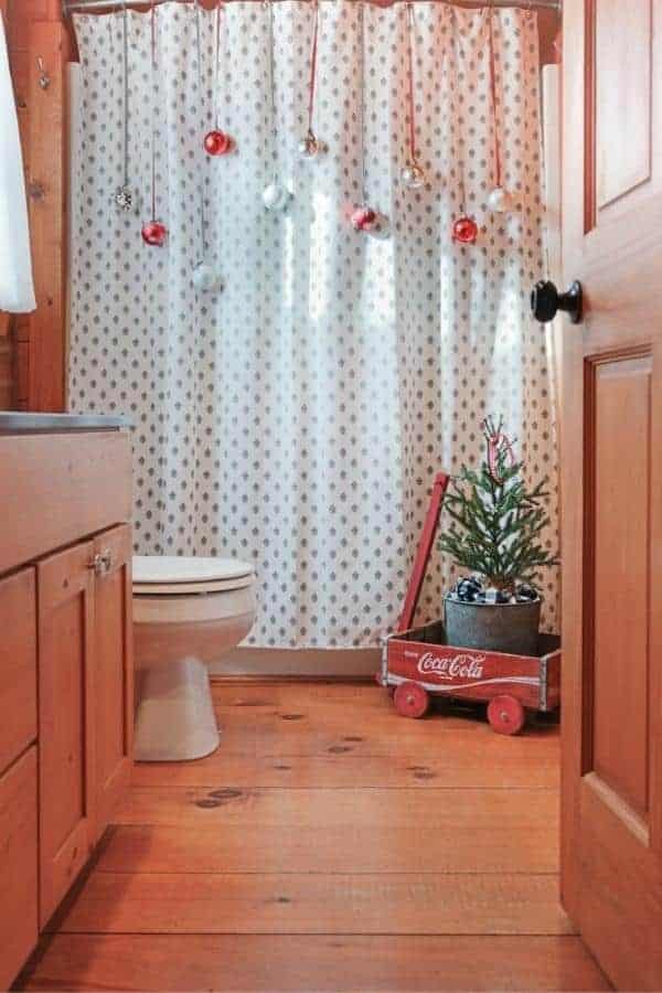 CHRISTMAS-DECORATED SHOWER CURTAIN