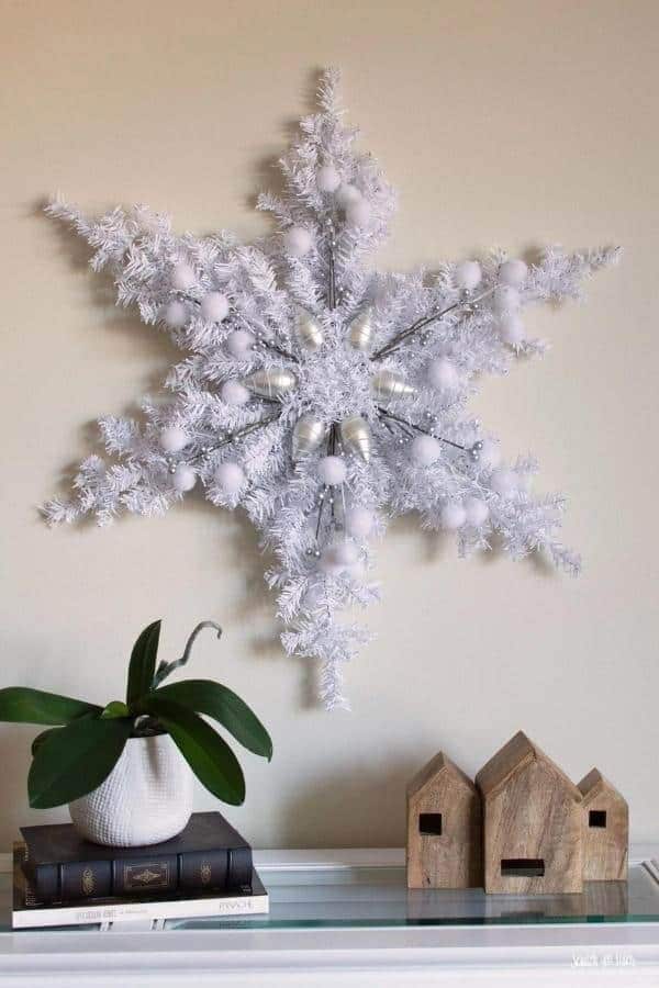 DIY SNOWFLAKE WREATH