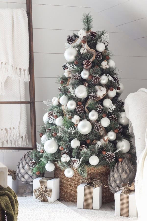 SIMPLE FARMHOUSE CHRISTMAS TREE