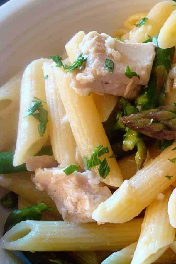 GARLIC TUNA PASTA WITH ASPARAGUS