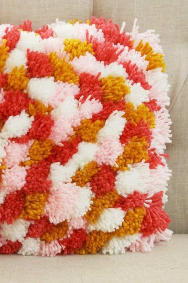 COLORFUL DIY POM POM PILLOW