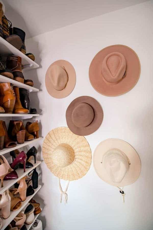 SHELF HAT WALL