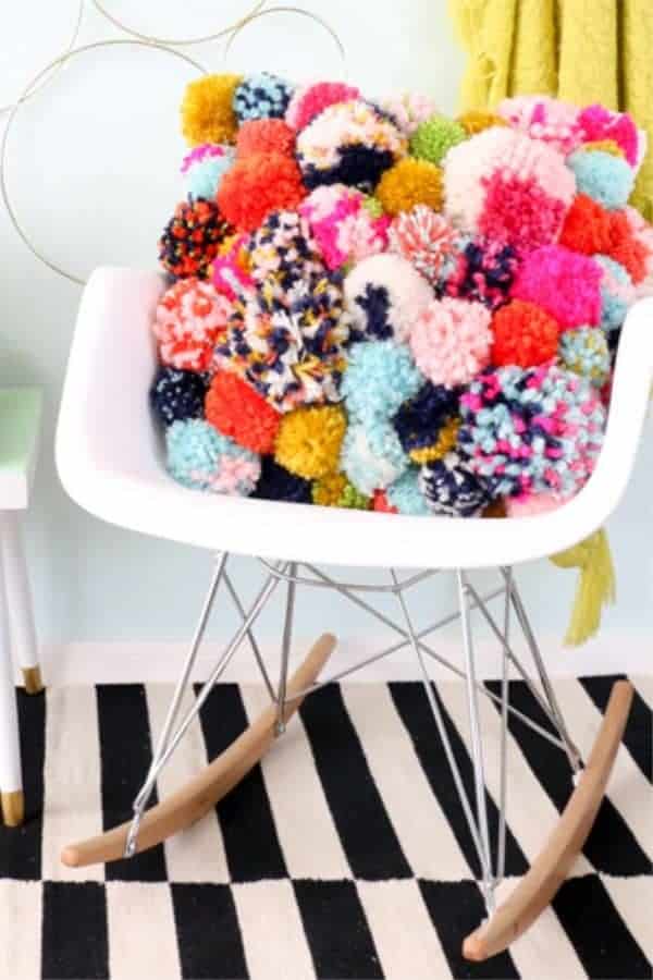 COZY DIY POM POM PILLOW