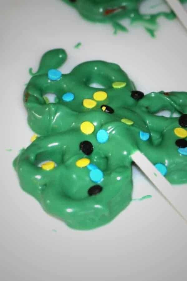 Shamrock Pretzel Pops