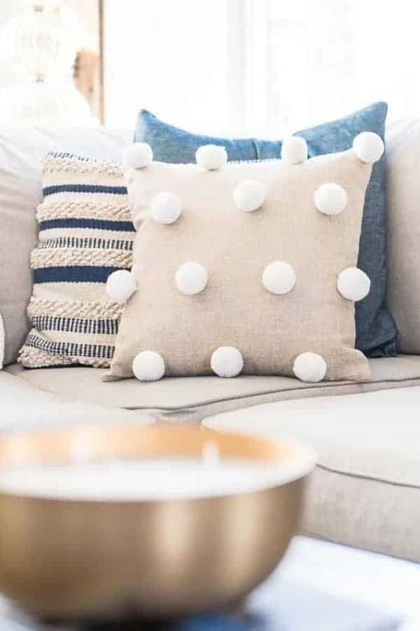 DIY CIRCLE POM POMS ON A PILLOW