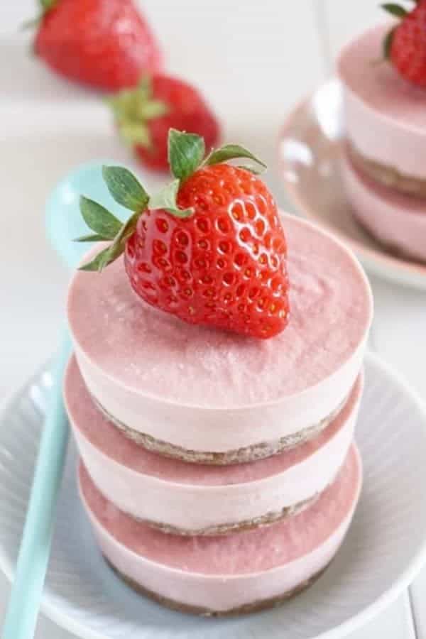 VEGAN STRAWBERRY MINI CHEESECAKE