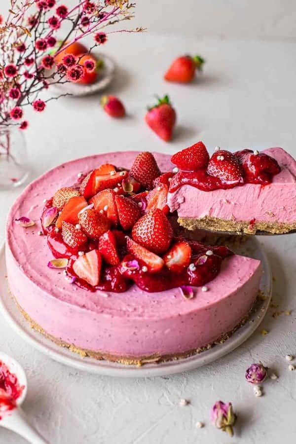 VEGAN STRAWBERRY CHEESECAKE