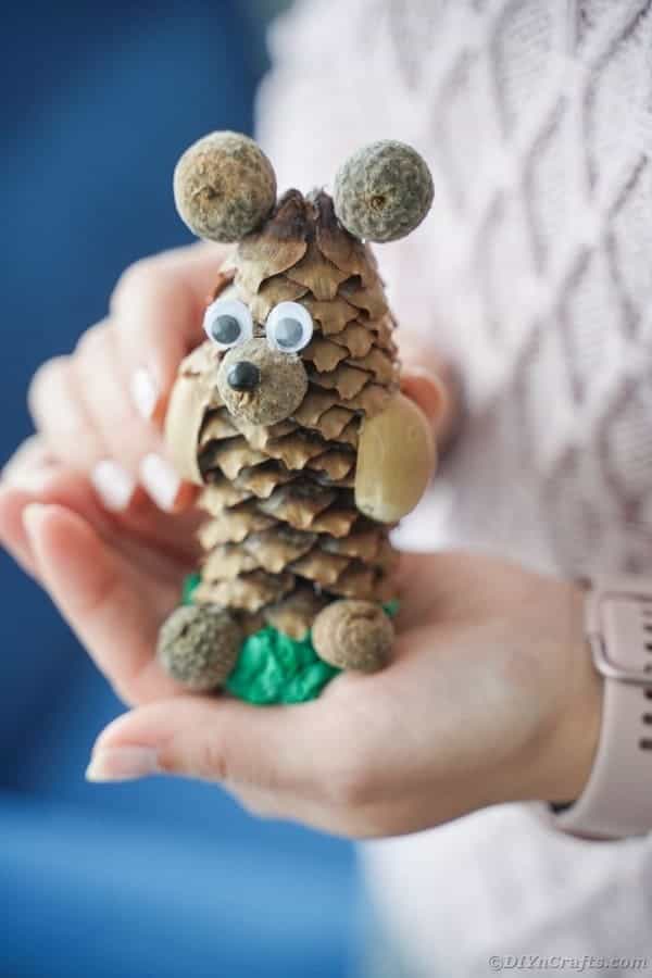 DIY RUSTIC PINECONE BEAR