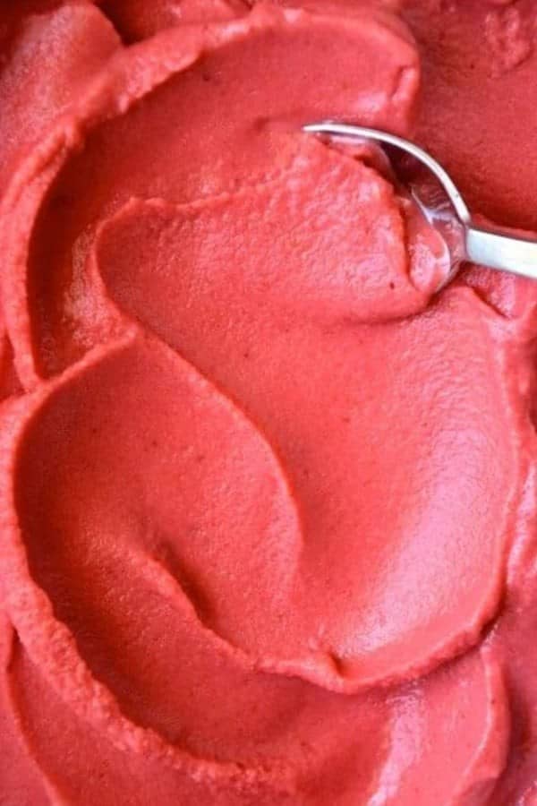 HEALTHY STRAWBERRY FROZEN YOGURT