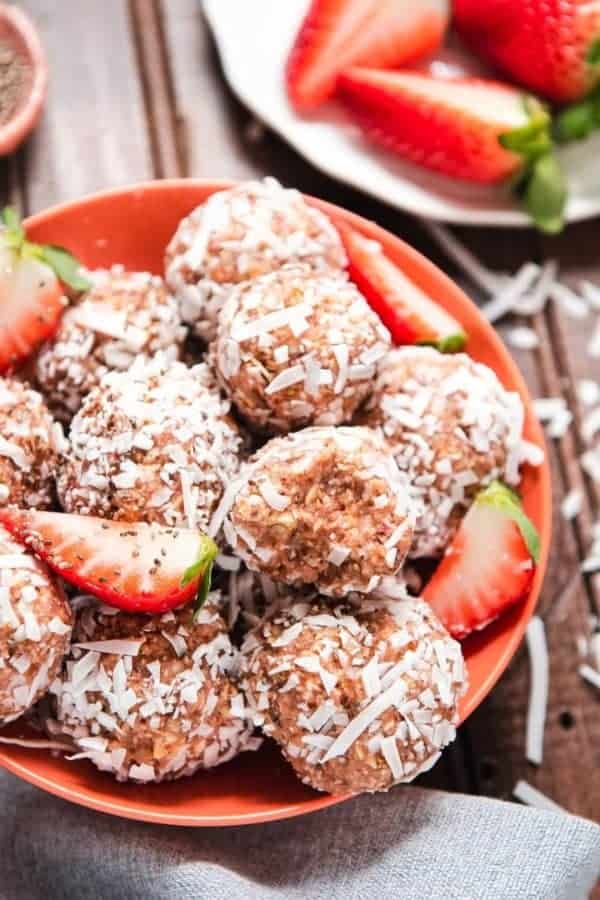 NO-BAKE STRAWBERRY ALMOND ENERGY BALLS