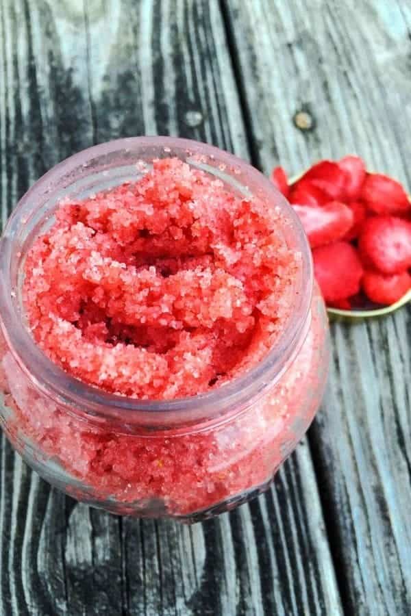 DIY STRAWBERRY SUGAR SCRUB