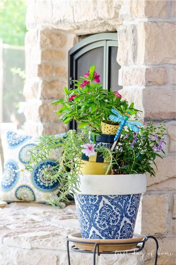 How to Decoupage Flower Pots with Napkins