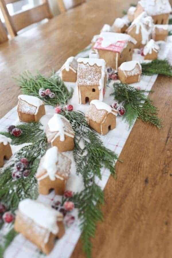 GINGERBREAD HOUSE CENTERPIECE TABLERUNNER