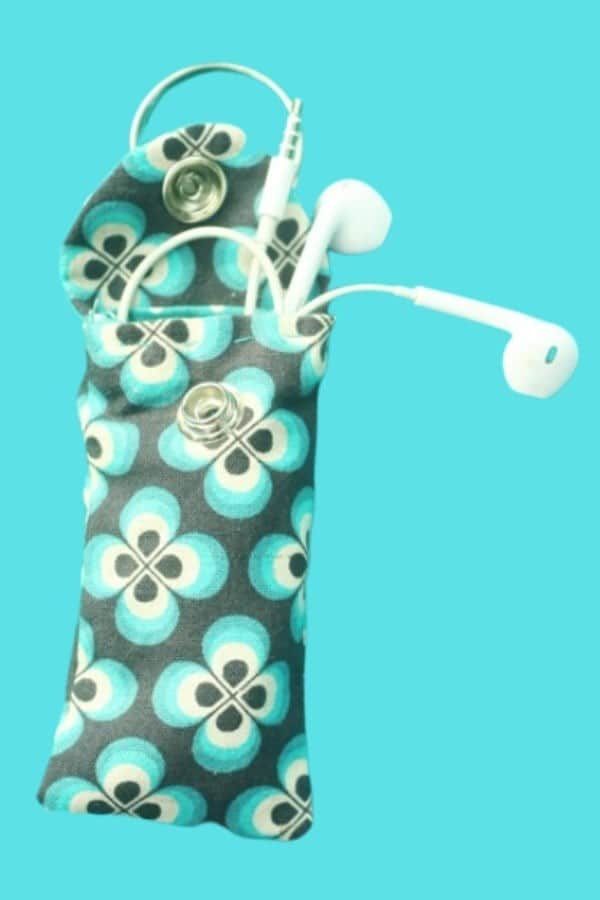 EAR BUD POUCH KEYCHAIN