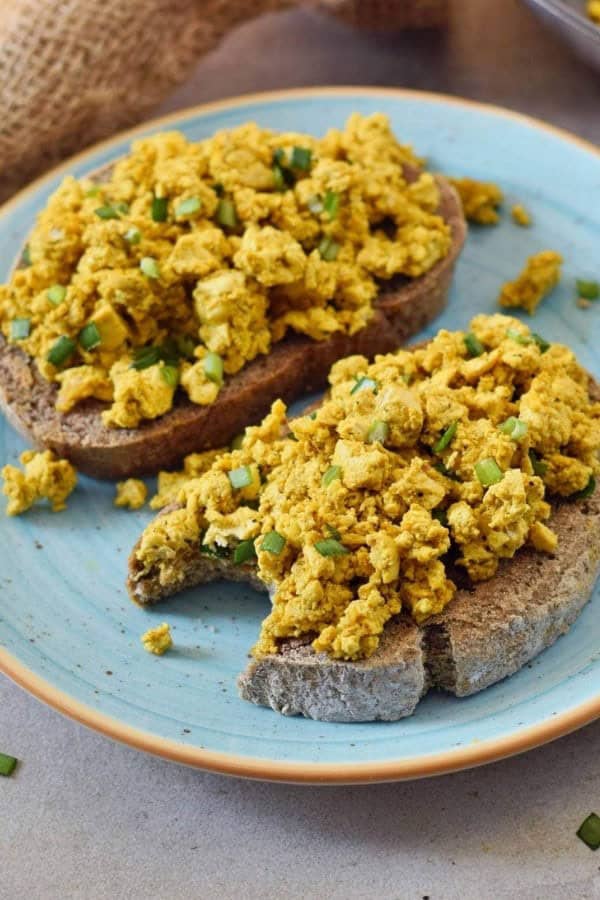 VEGAN SCRAMBLED EGGS