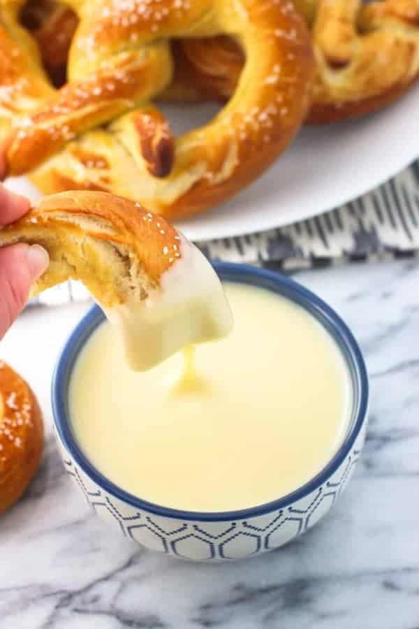 CREAMY SMOKED GOUDA DIP