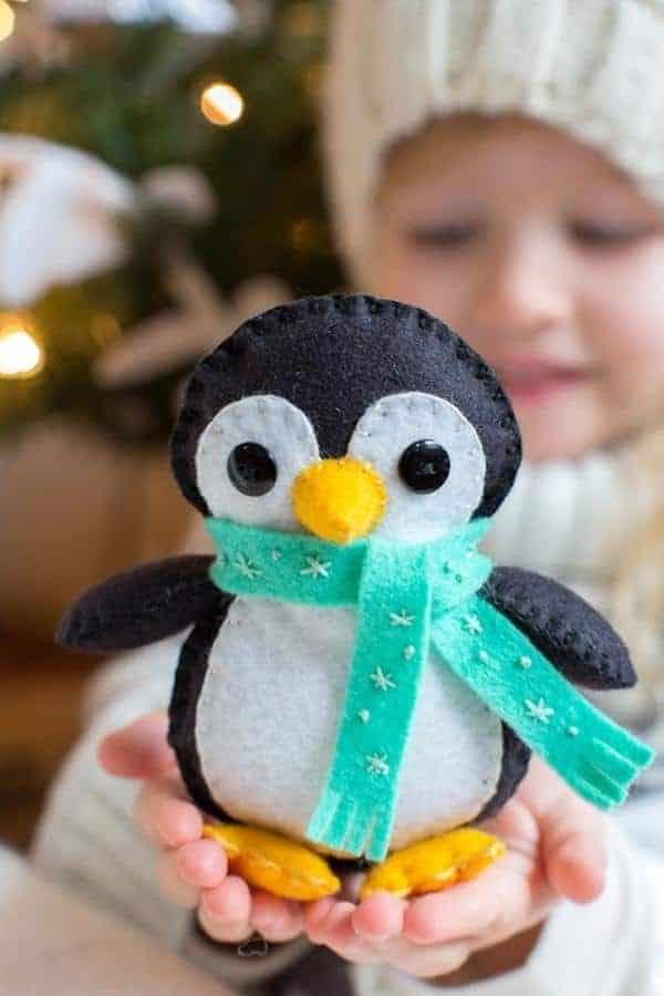 WINTER PENGUIN FELT STUFFIE