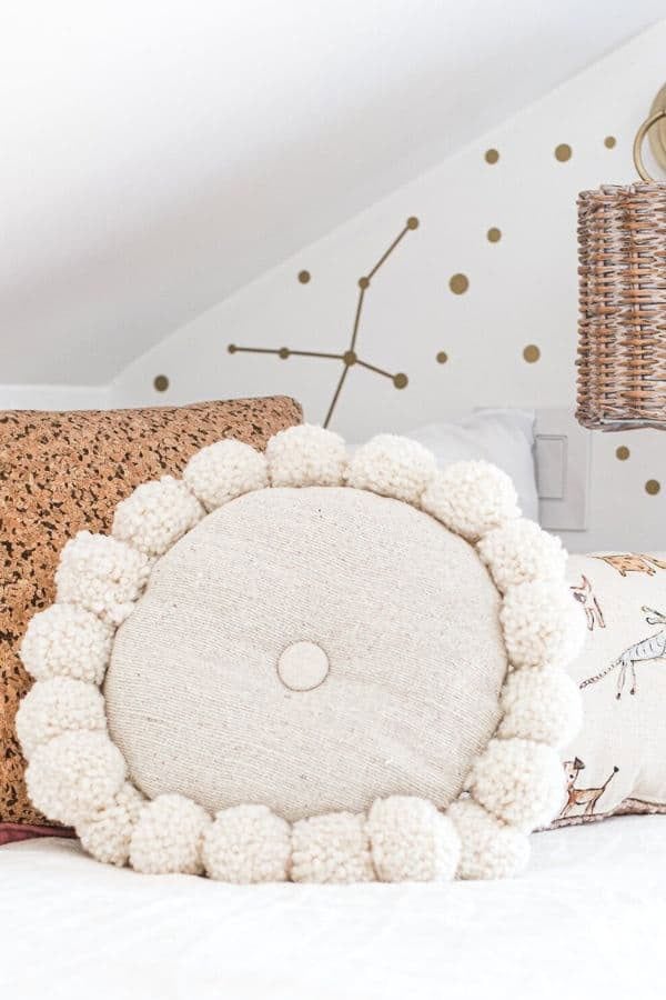 ROUND POM POM PILLOW