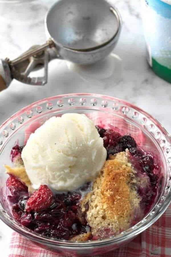 SLOW COOKER BERRY COBBLER