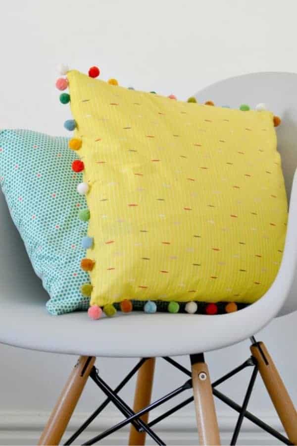 POM POM CUSHION