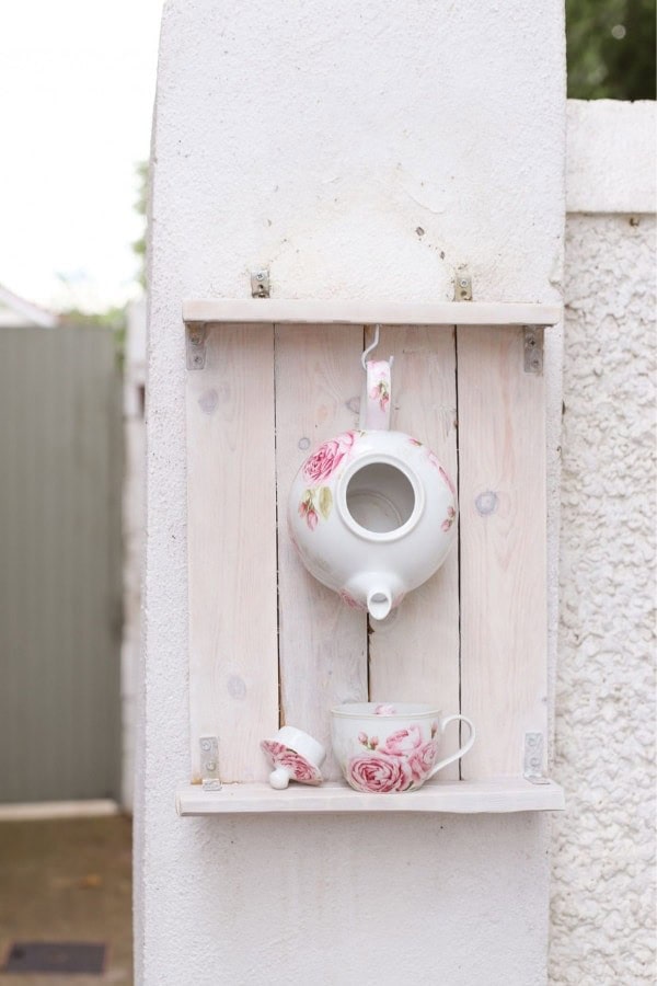 DIY TEAPOT BIRD FEEDER FROM PALLET WOOD