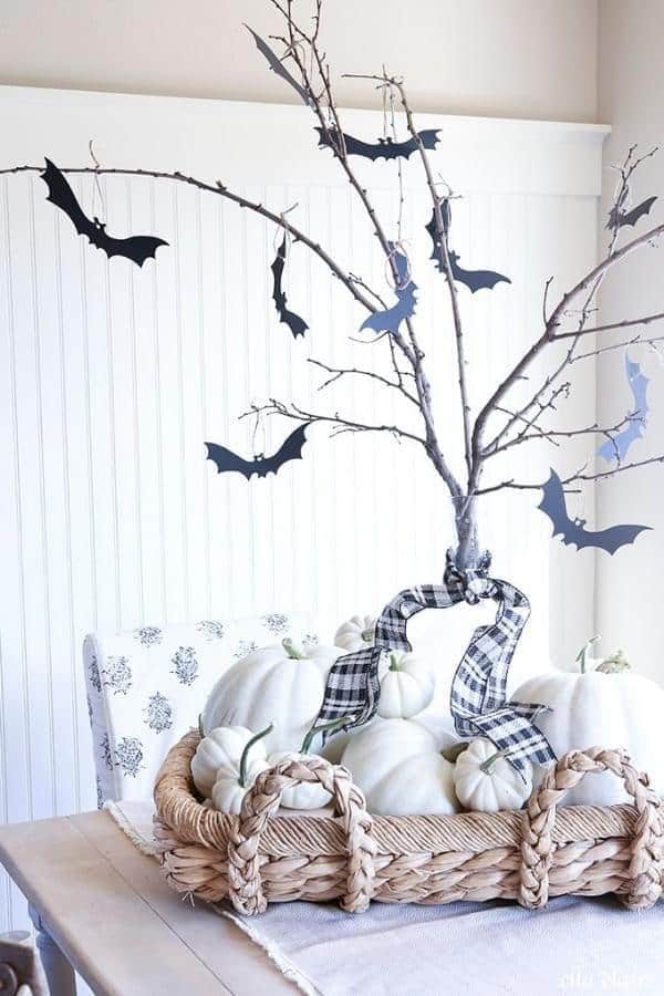 DIY HALLOWEEN FLYING BAT MANTEL