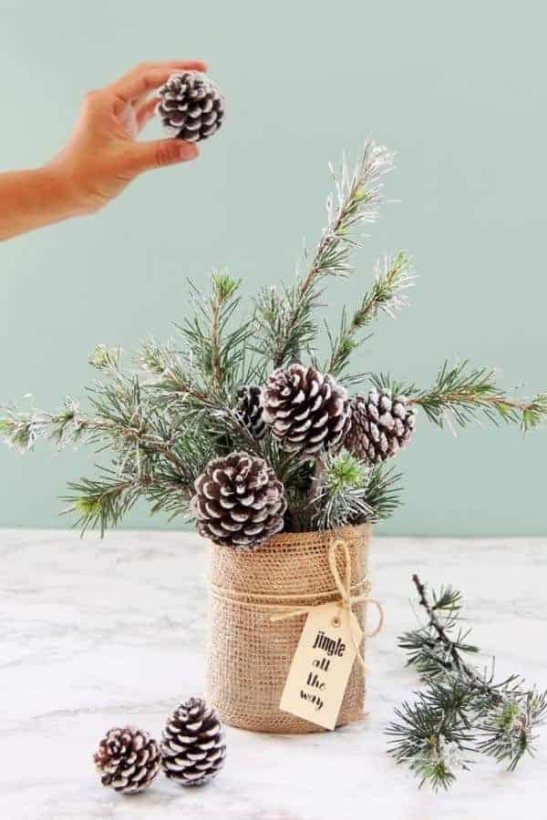 DIY SNOWY CHRISTMAS TABLE CENTERPIECE