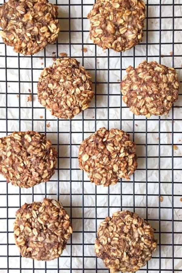 4-INGREDIENT BANANA OATMEAL BREAKFAST COOKIES