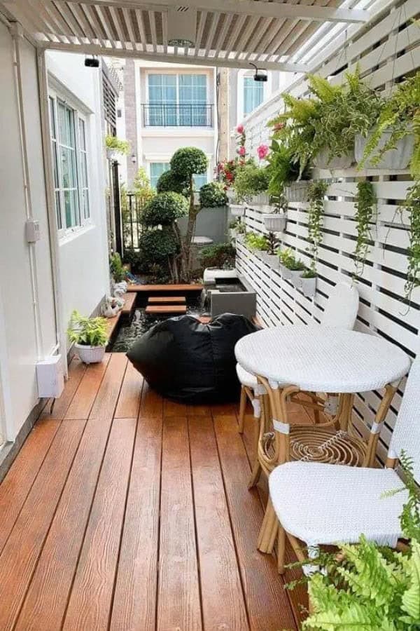 RELAXING NOOK IN A CORRIDOR SHAPED SPACE