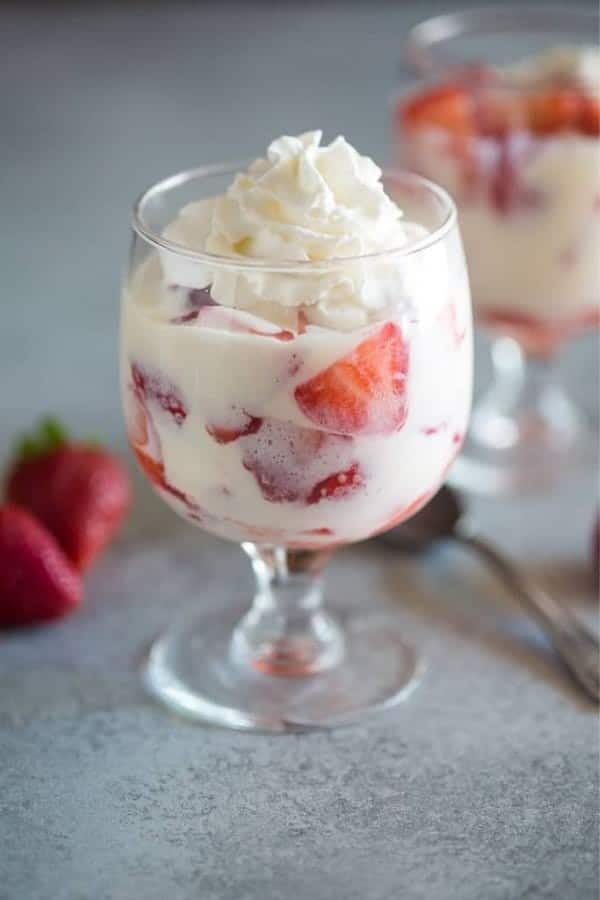 MEXICAN FRESAS CON CREMA