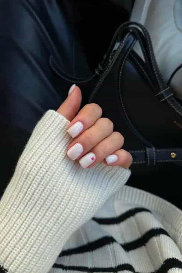 WHITE MANICURE WITH A STRIKING RED HEART