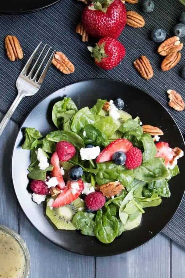 KIWI AND STRAWBERRY SALAD WITH POPPYSEED DRESSING