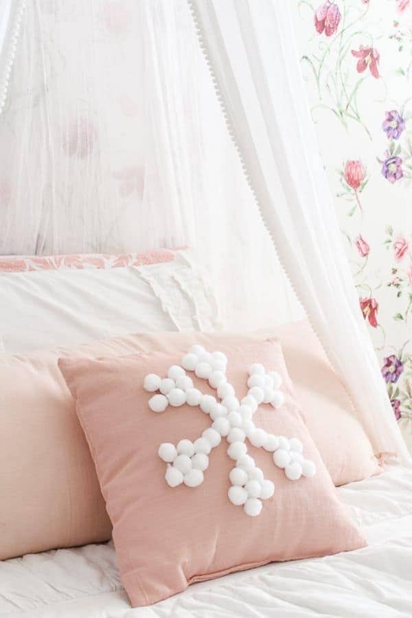 DIY POM POM SNOWFLAKE PILLOW