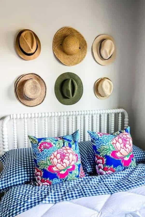 BEDROOM HAT WALL USING HOOKS