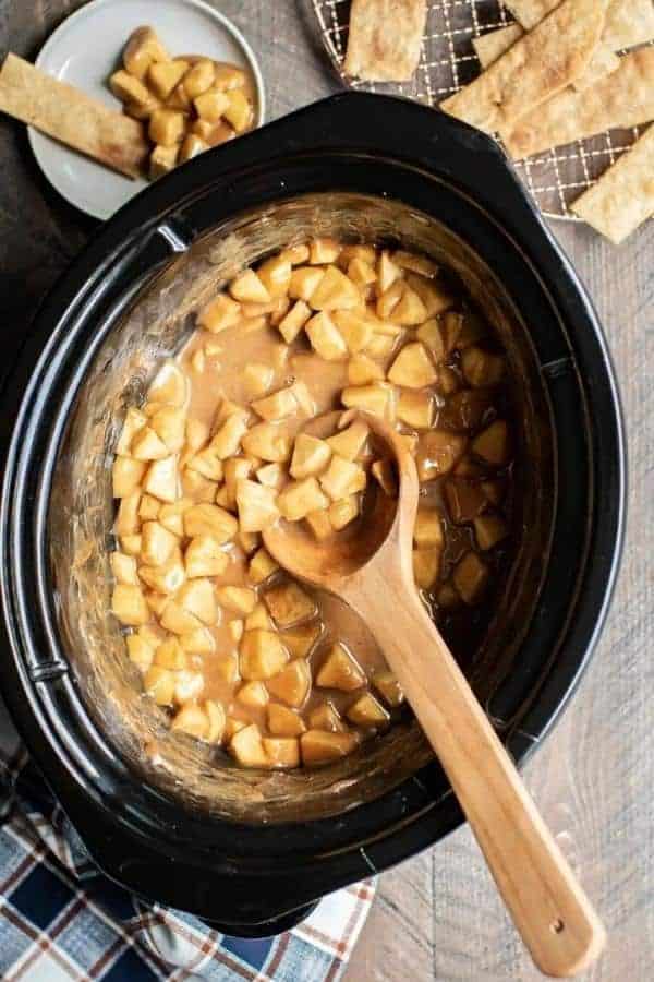 SLOW COOKER CARAMEL APPLE PIE DIP