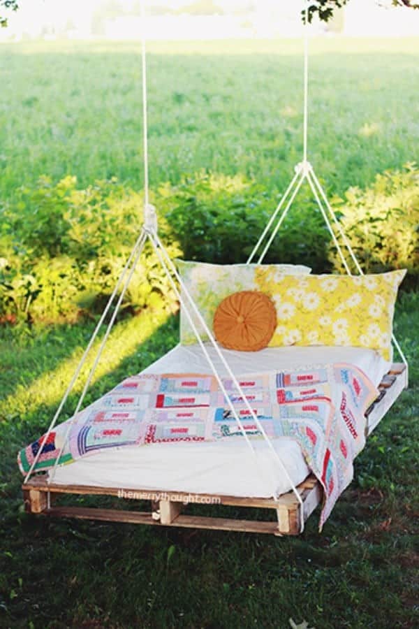 DIY PALLET SWING BED