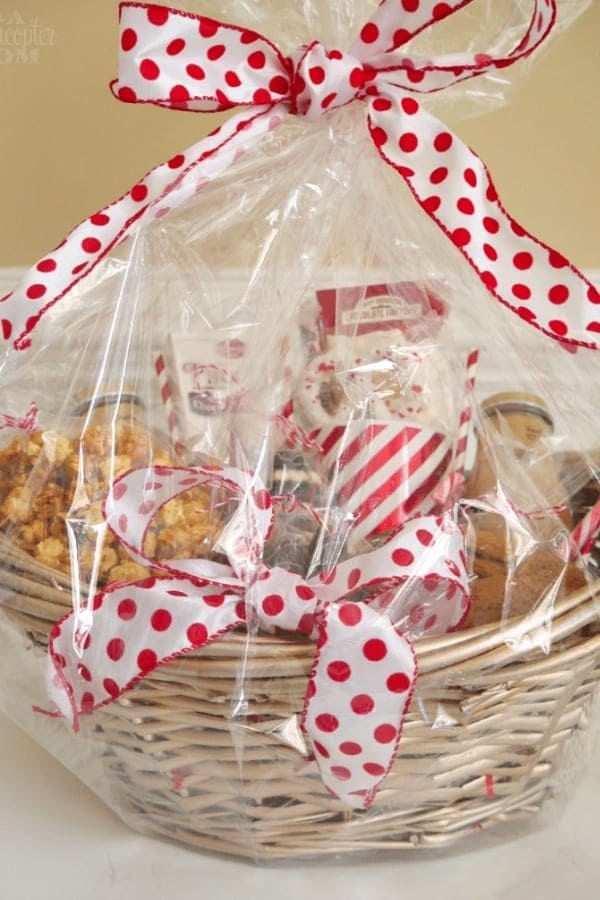 DIY CHRISTMAS POPCORN GIFT BASKET