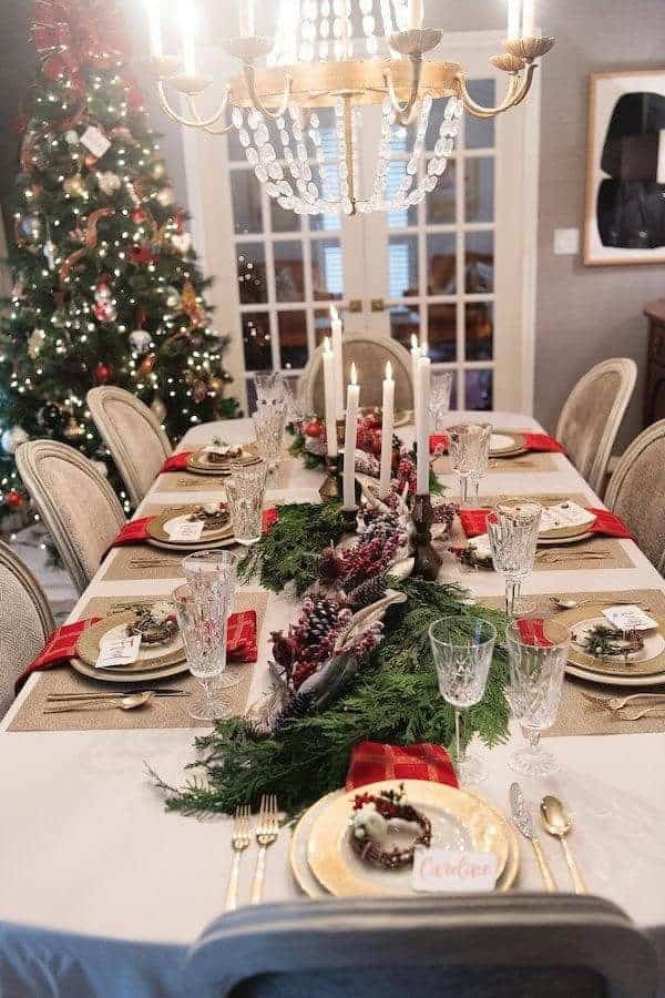 CLASSIC RED AND GOLD CHRISTMAS TABLE SETTING