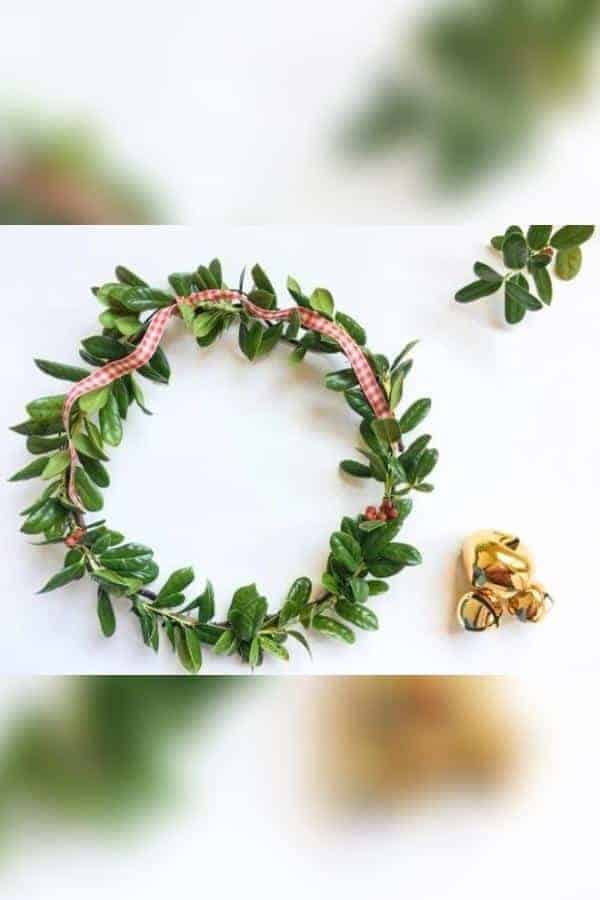 SIMPLE DIY CHRISTMAS WREATH