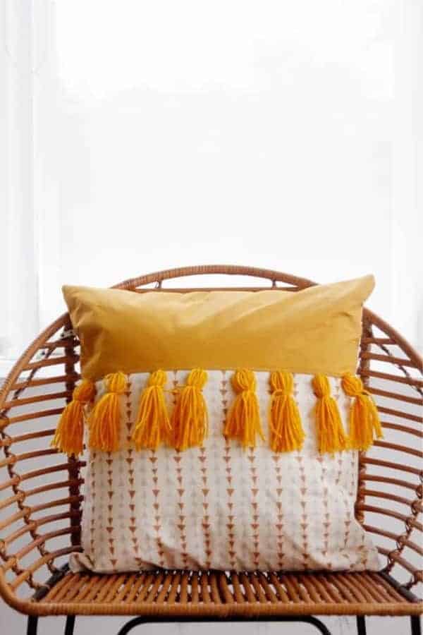 2-Tone Yarn Tassel Pillow Tutorial