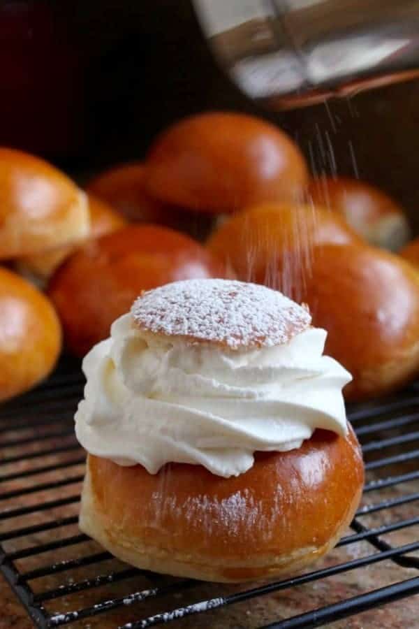 SEMLA (SWEDISH FAT TUESDAY BUNS)