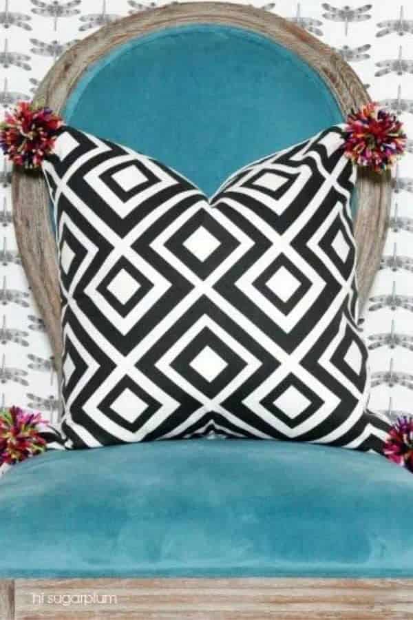 DIY PATTERNED POM POM PILLOW